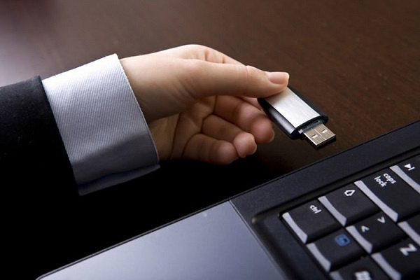 قبل از خارج‌کردن درایو USB در ویندوز 10، دیگر لازم نیست آن را Eject کنید!